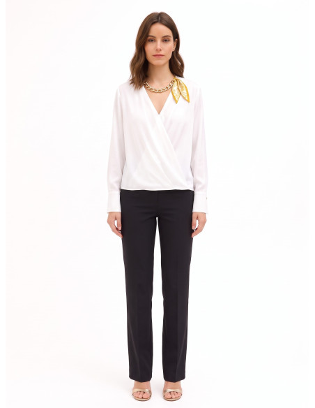 Blouse ample en satin mat, décolleté en V croisé, collier en foulard et chaîne Rinascimento
