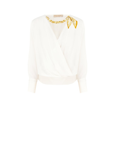 Blouse ample en satin mat, décolleté en V croisé, collier en foulard et chaîne Rinascimento