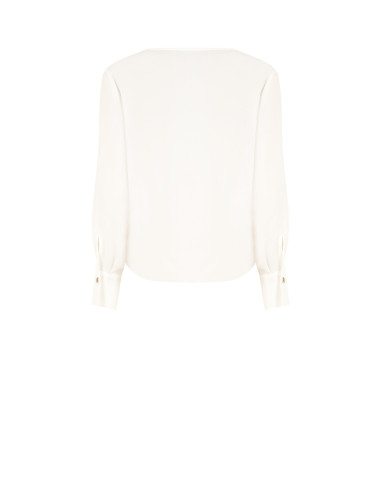 Blouse ample en satin mat, décolleté en V croisé, collier en foulard et chaîne Rinascimento