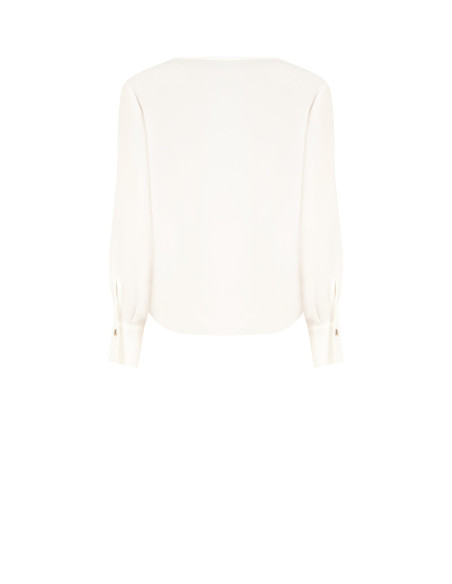 Ruime blouse van mat satijn met gekruiste V-hals en sjaalkraag met ketting Rinascimento