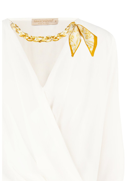 Blouse ample en satin mat, décolleté en V croisé, collier en foulard et chaîne Rinascimento