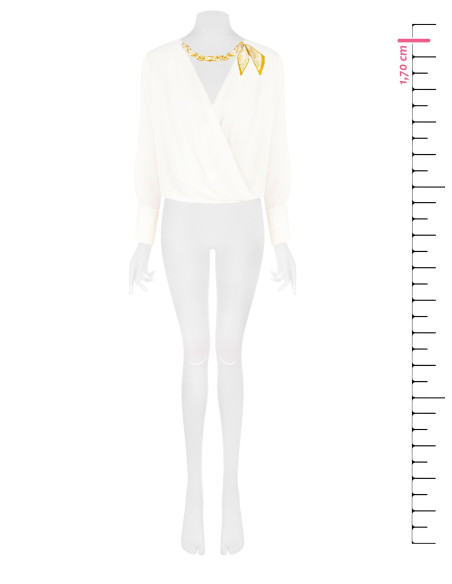 Blouse ample en satin mat, décolleté en V croisé, collier en foulard et chaîne Rinascimento