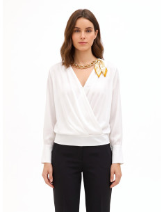 Blouse ample en satin mat, décolleté en V croisé, collier en foulard et chaîne Rinascimento