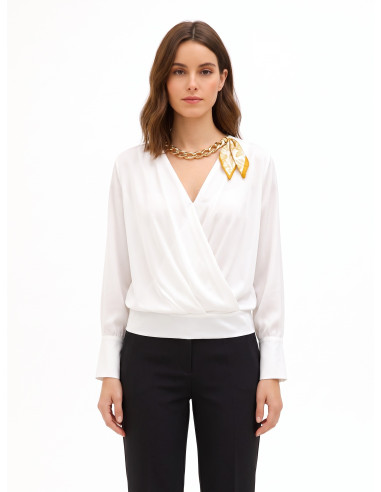 Ruime blouse van mat satijn met gekruiste V-hals en sjaalkraag met ketting Rinascimento