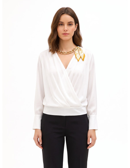 Blouse ample en satin mat, décolleté en V croisé, collier en foulard et chaîne Rinascimento