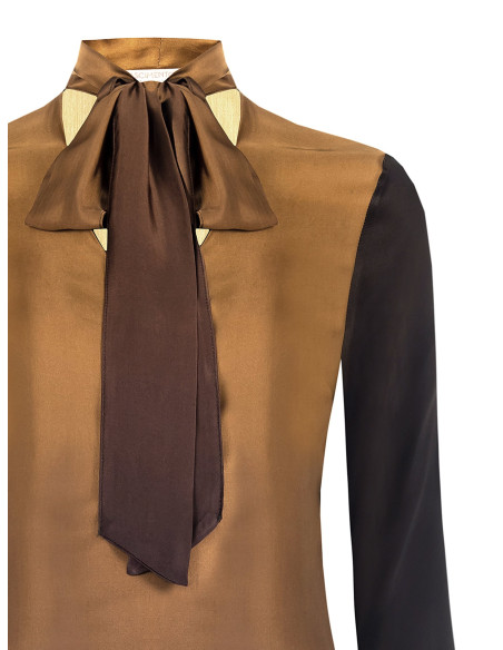 Blouse longue cintrée en satin avec col en V et nœud Rinascimento