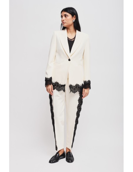 Ensemble Maryley avec veste simple boutonnage et pantalon cigarette en dentelle