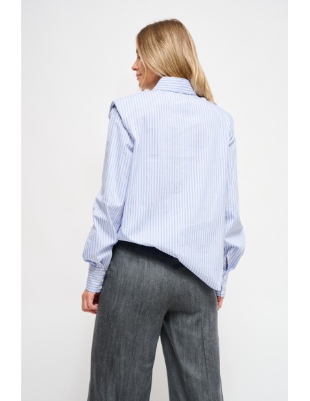 Chemise à épaules rembourrées et épingle à bijoux Maryley