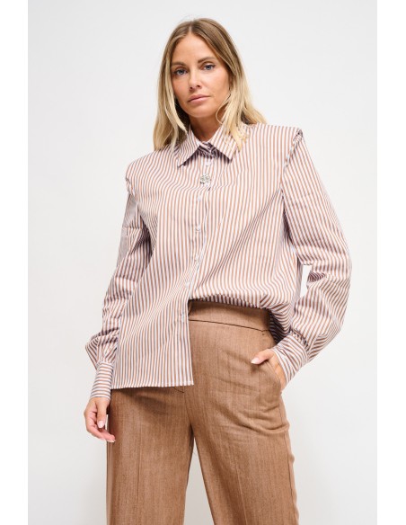 Chemise à épaules rembourrées et épingle à bijoux Maryley