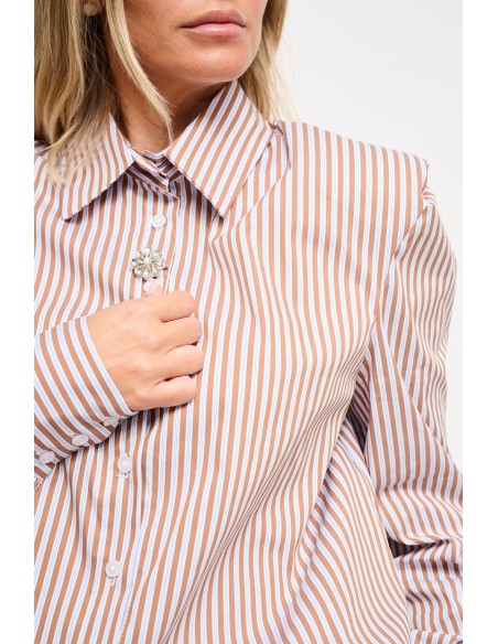 Chemise à épaules rembourrées et épingle à bijoux Maryley