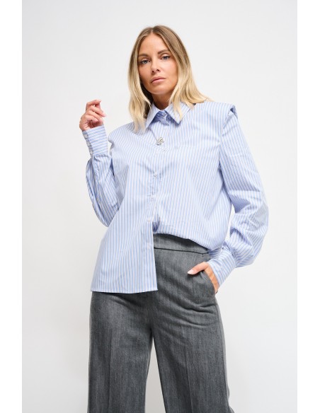 Chemise à épaules rembourrées et épingle à bijoux Maryley