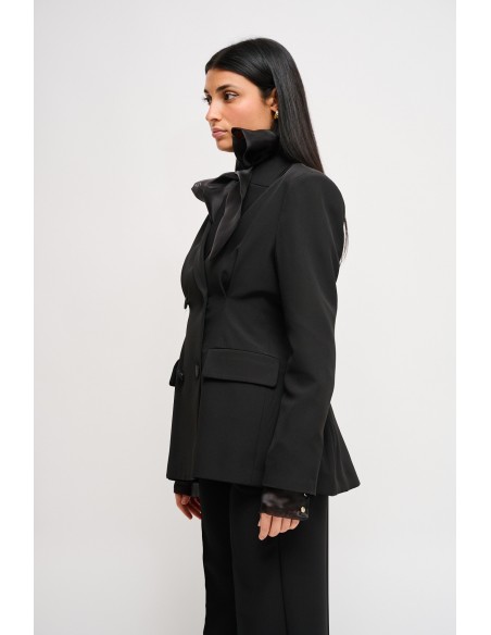Dubbelrijige blazer met satijnen details van Maryley