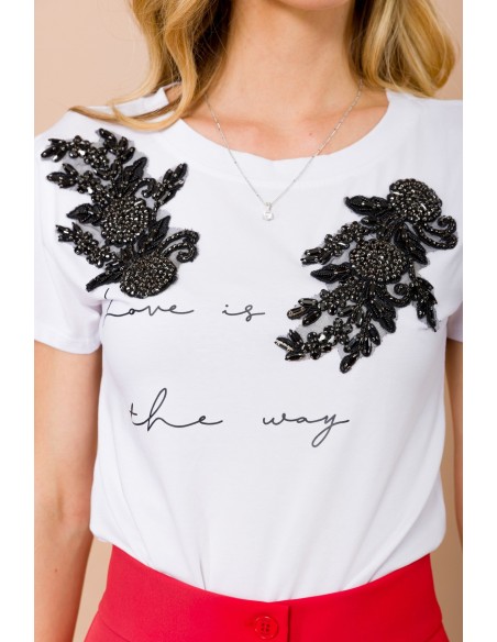 T-shirt “Love Is The Way” met sieradenapplicaties van Maryley