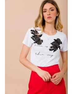 T-shirt “Love Is The Way” met sieradenapplicaties van Maryley