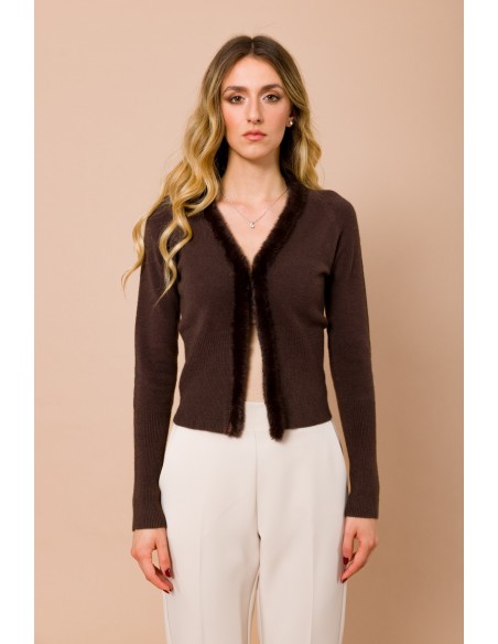 Cardigan court Maryley avec bordure en fausse fourrure
