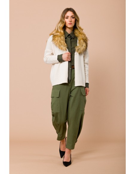 Pantalon cargo avec lacets sur le bas. Taille élastique et ceinture assortie Maryley