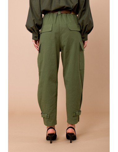 Pantalon cargo avec lacets sur le bas. Taille élastique et ceinture assortie Maryley