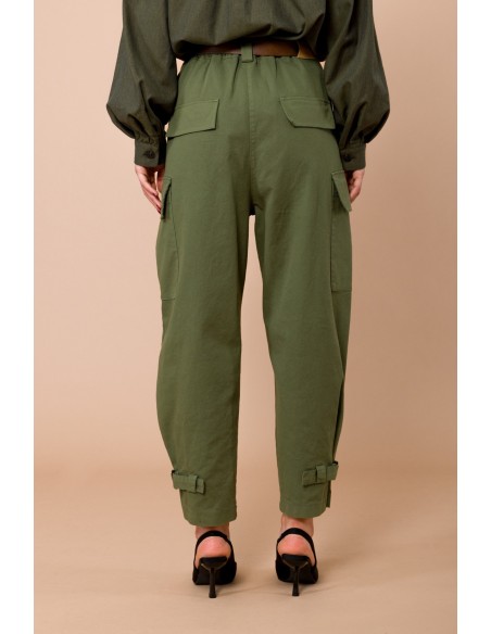 Cargo broek met veters onderaan. Elastische taille en bijpassende riem van Maryley