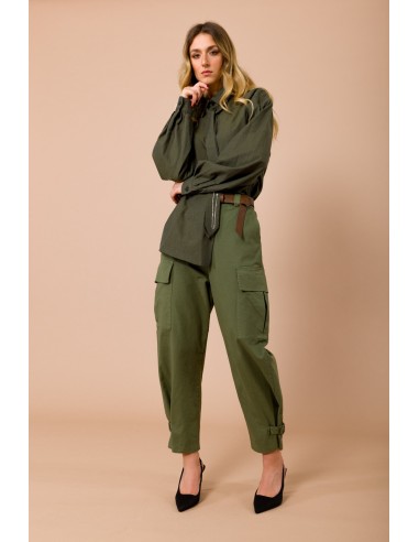 Pantalon cargo avec lacets sur le bas. Taille élastique et ceinture assortie Maryley