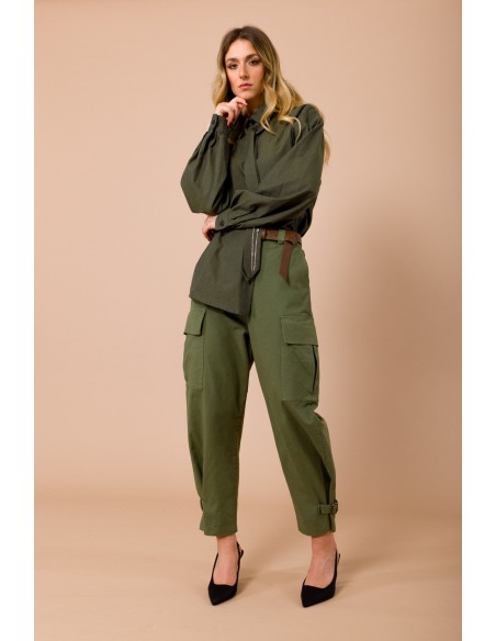 Pantalon cargo avec lacets sur le bas. Taille élastique et ceinture assortie Maryley