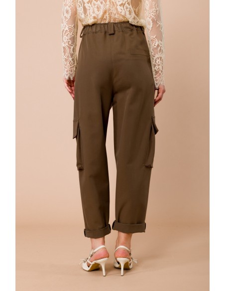 Pantalon cargo avec ceinture élastiquée à l'arrière et breloques sur le devant Maryley