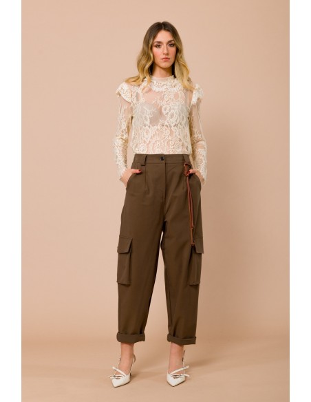 Pantalon cargo avec ceinture élastiquée à l'arrière et breloques sur le devant Maryley