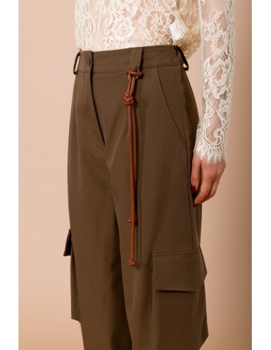 Pantalon cargo avec ceinture élastiquée à l'arrière et breloques sur le devant Maryley