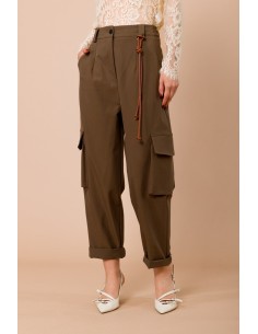 Pantalon cargo avec ceinture élastiquée à l'arrière et breloques sur le devant Maryley