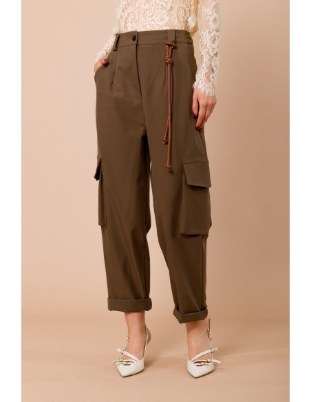 Pantalon cargo avec ceinture élastiquée à l'arrière et breloques sur le devant Maryley