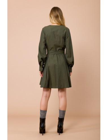 Robe courte avec décolleté en V. Jupe à ceinture Maryley