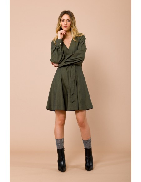 Robe courte avec décolleté en V. Jupe à ceinture Maryley