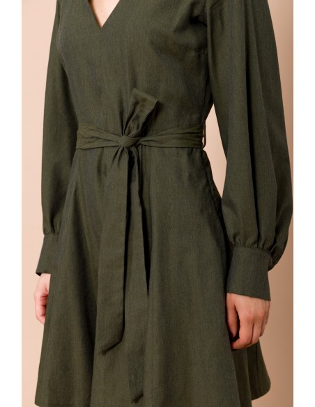 Robe courte avec décolleté en V. Jupe à ceinture Maryley