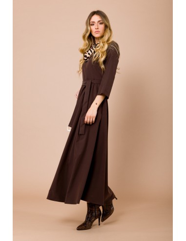Robe longue à manches 3/4. Ceinture à la taille et foulard assorti Maryley