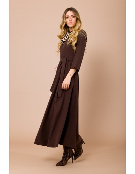 Robe longue à manches 3/4. Ceinture à la taille et foulard assorti Maryley