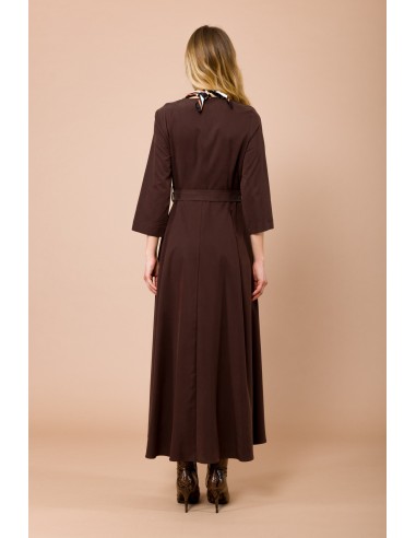 Robe longue à manches 3/4. Ceinture à la taille et foulard assorti Maryley