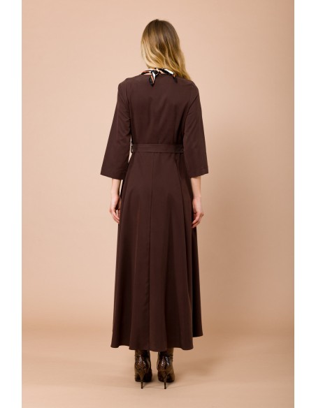 Robe longue à manches 3/4. Ceinture à la taille et foulard assorti Maryley