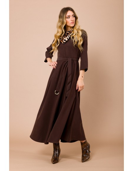 Robe longue à manches 3/4. Ceinture à la taille et foulard assorti Maryley