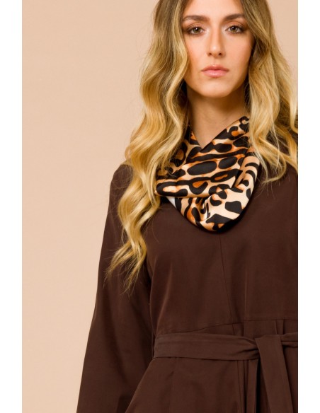 Lange jurk met 3/4-mouwen. Ceintuur in de taille en bijpassende sjaal van Maryley