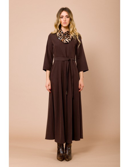 Lange jurk met 3/4-mouwen. Ceintuur in de taille en bijpassende sjaal van Maryley
