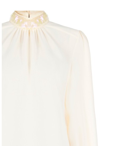 Ruime en soepelvallende blouse van mat satijn met een met maxi-pailletten bedekte kraag Rinascimento