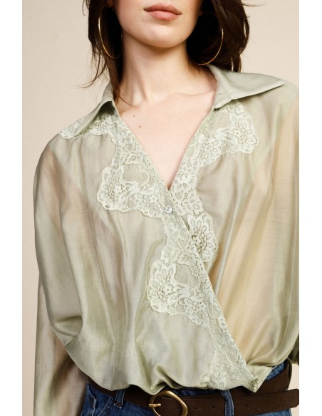 Chemisier semi-transparent en dentelle avec col classique Dixie