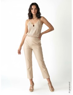 Top cintré en mélange de viscose à effet légèrement froissé, avec rose appliquée et dentelle Renaissance