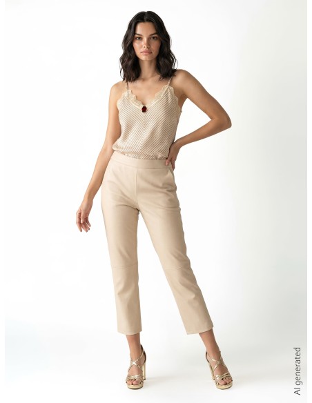 Top cintré en mélange de viscose à effet légèrement froissé, avec rose appliquée et dentelle Renaissance