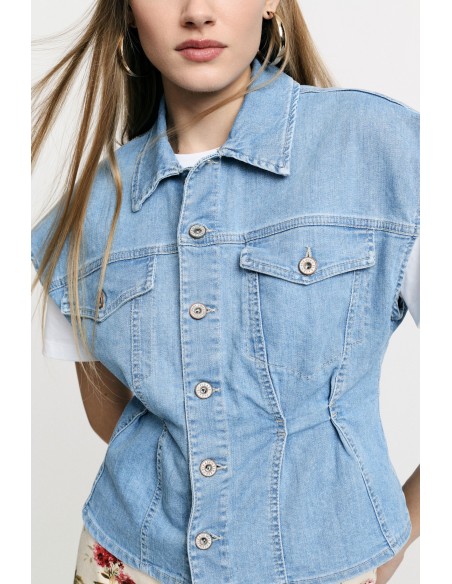 Gilet court avec boutons et poches sur le devant Please