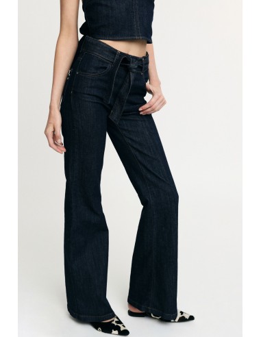 Flarejeans met een geknoopte riem en hoge taille, alsjeblieft