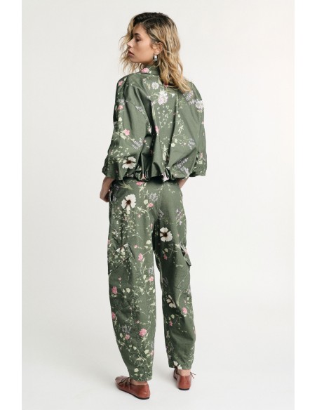 Pantalon cargo à imprimé floral, taille haute, poches latérales.