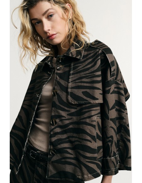 Veste en jean à imprimé animalier avec poche frontale